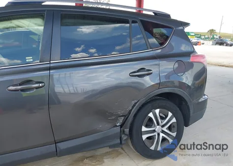 2017 Toyota Rav4 Le z USA, uszkodzony, nr VIN JTMZFREV5HD093875